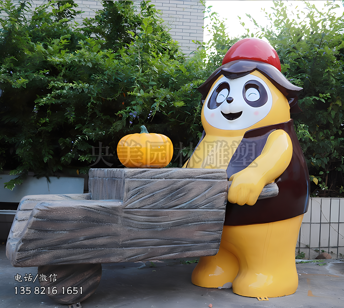 推獨(dú)輪車(chē)的玻璃鋼卡通熊貓雕塑